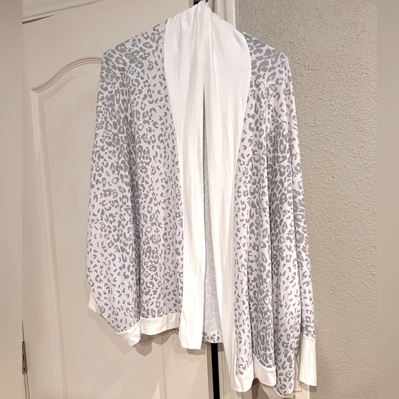 Bucketlist lightweight grey leopard batwing open front cardigan M - Picture 3 of 4